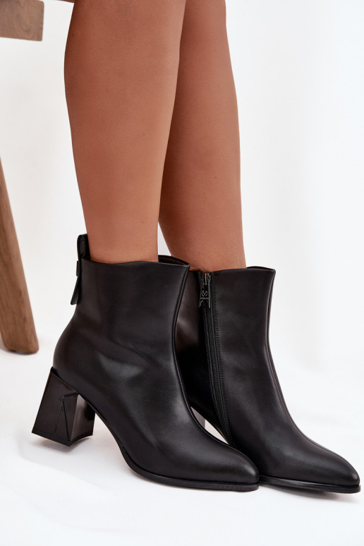 Botines aislados con tacones de cuero natural Vinceza 66812 en negro