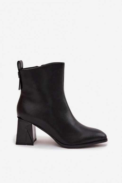 Botines aislados con tacones de cuero natural Vinceza 66812 en negro
