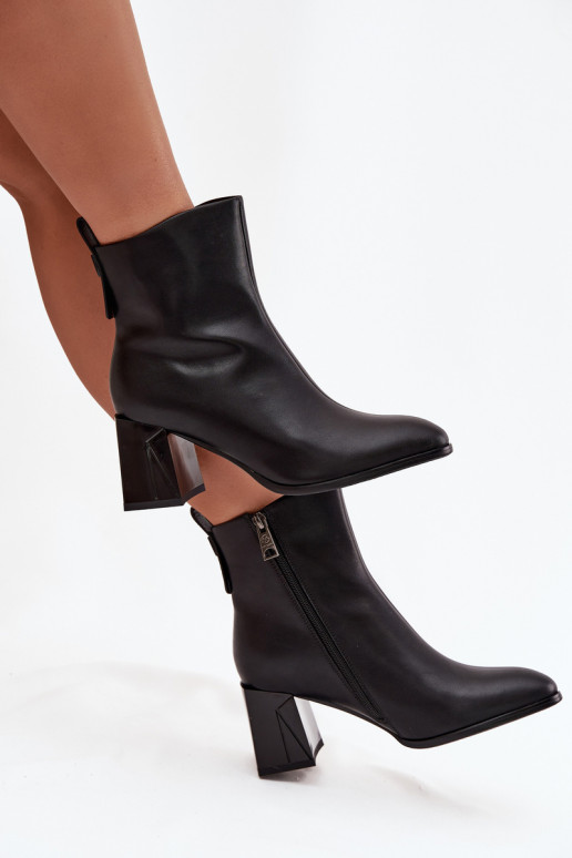 Botines aislados con tacones de cuero natural Vinceza 66812 en negro