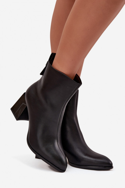 Botines aislados con tacones de cuero natural Vinceza 66812 en negro