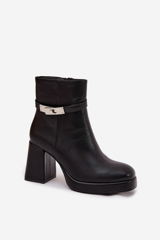 Botines de mujer aislados con tacones decorados en negro Giordina