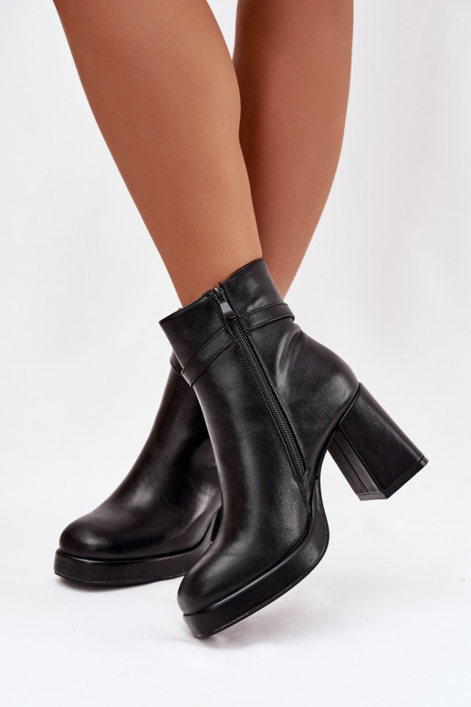 Botines de mujer aislados con tacones decorados en negro Giordina