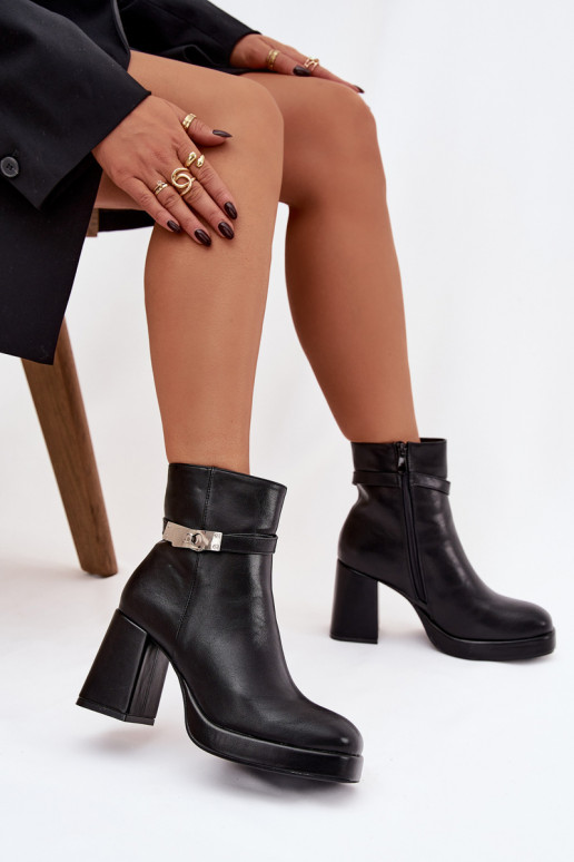 Botines de mujer aislados con tacones decorados en negro Giordina