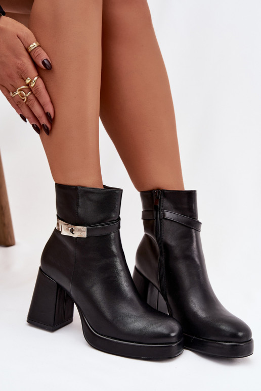 Botines de mujer aislados con tacones decorados en negro Giordina