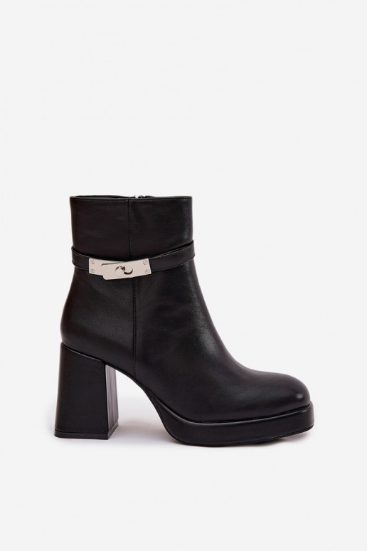 Botines de mujer aislados con tacones decorados en negro Giordina