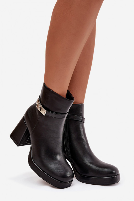 Botines de mujer aislados con tacones decorados en negro Giordina
