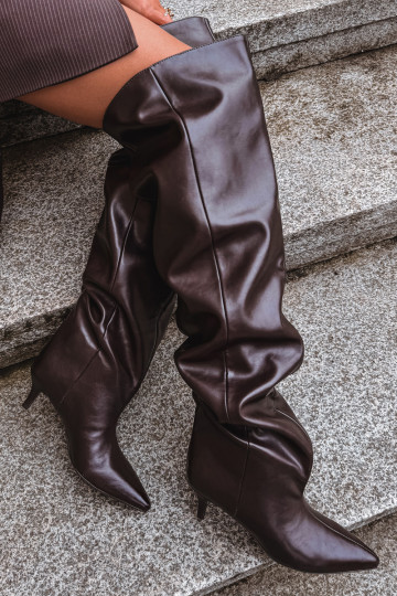Botas altas de mujer slip-on con tacones delgados en chocolate Ysolienne
