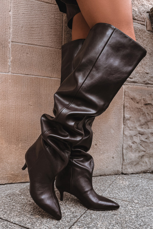 Botas altas de mujer slip-on con tacones delgados en chocolate Ysolienne