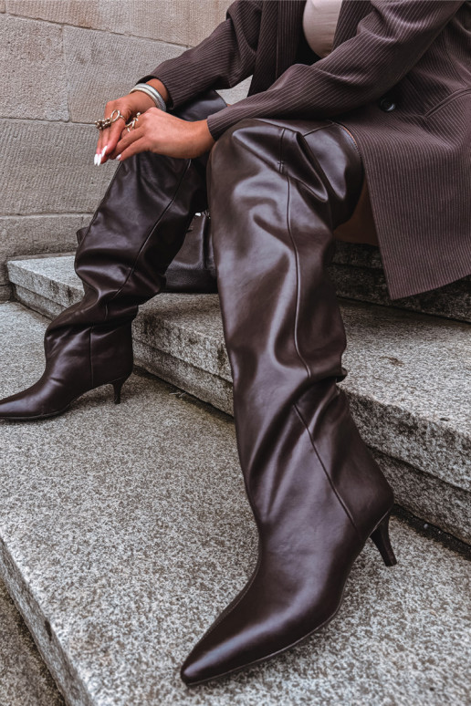 Botas altas de mujer slip-on con tacones delgados en chocolate Ysolienne
