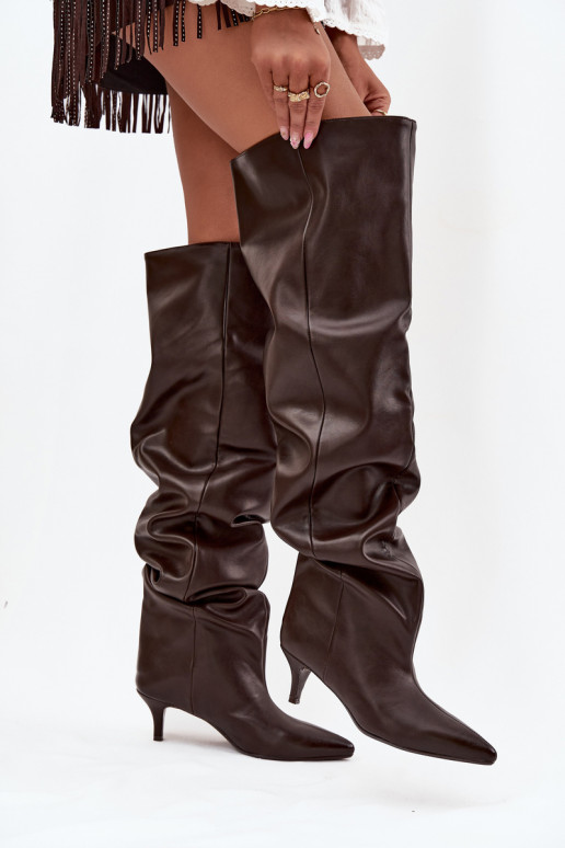 Botas altas de mujer slip-on con tacones delgados en chocolate Ysolienne