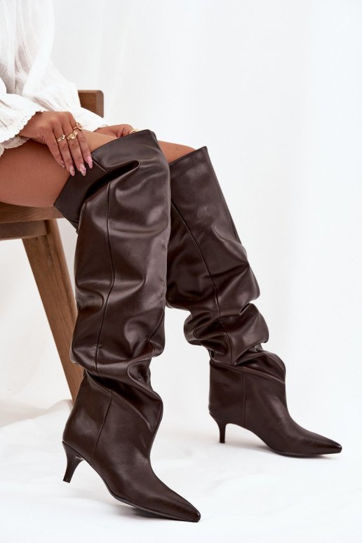 Botas altas de mujer slip-on con tacones delgados en chocolate Ysolienne