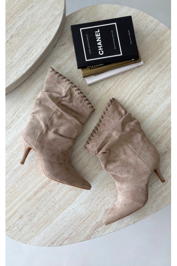 Botines arrugados con tacones finos en color arena Herella 2