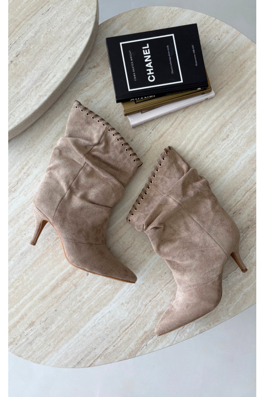 Botines arrugados con tacones finos en color arena Herella