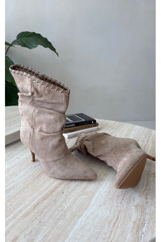 Botines arrugados con tacones finos en color arena Herella