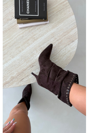 Botines arrugados con tacones finos en color chocolate Herella 2