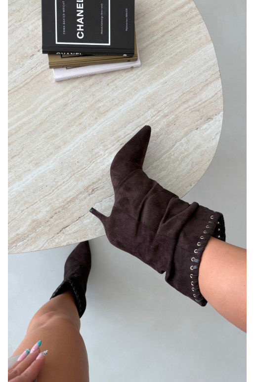 Botines arrugados con tacones finos en color chocolate Herella