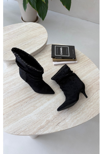 Botines arrugados con tacones finos en color negro Herella 2