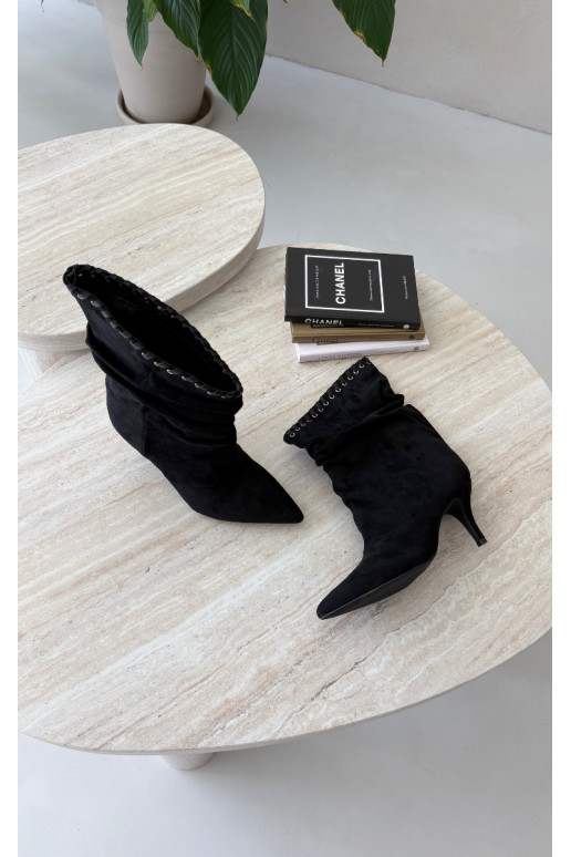 Botines arrugados con tacones finos en color negro Herella