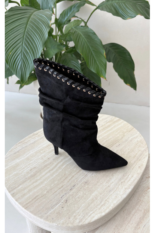 Botines arrugados con tacones finos en color negro Herella