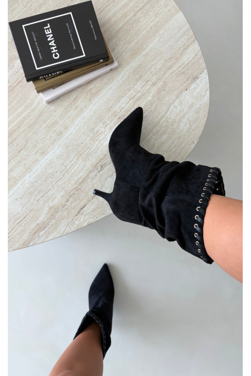 Botines arrugados con tacones finos en color negro Herella