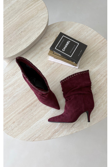 Botines arrugados con tacones finos en color burdeos Herella