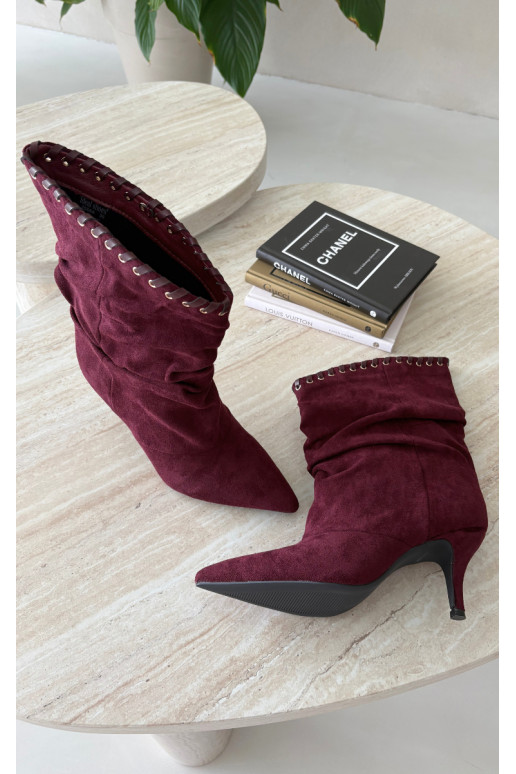Botines arrugados con tacones finos en color burdeos Herella