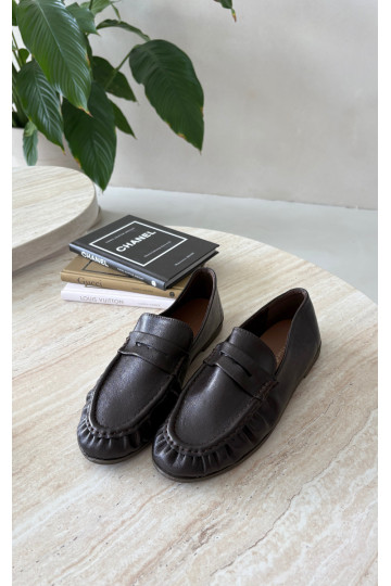 Mocasines de mujer con volantes en color chocolate Sabley 2