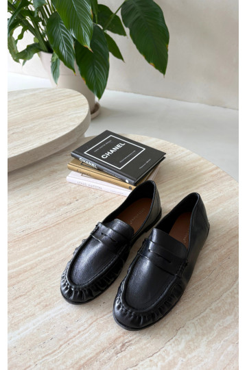 Mocasines de mujer con volantes en color negro Sabley