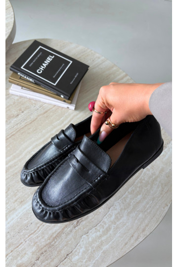 Mocasines de mujer con volantes en color negro Sabley 2