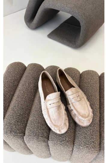 Mocasines de mujer con volantes de ante sintético en color arena Sabley