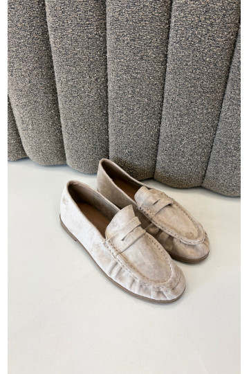Mocasines de mujer con volantes de ante sintético en color arena Sabley 2