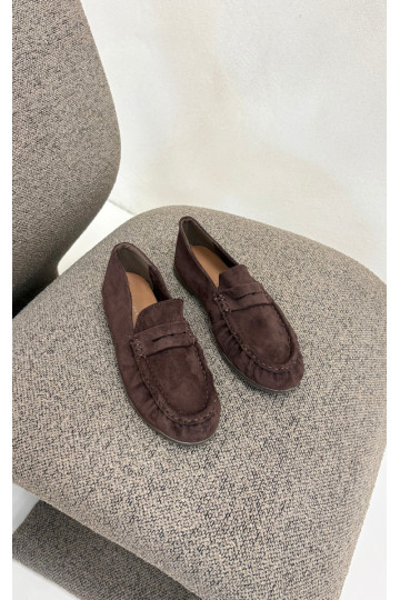 Mocasines de mujer con volantes de ante sintético en color chocolate Sabley