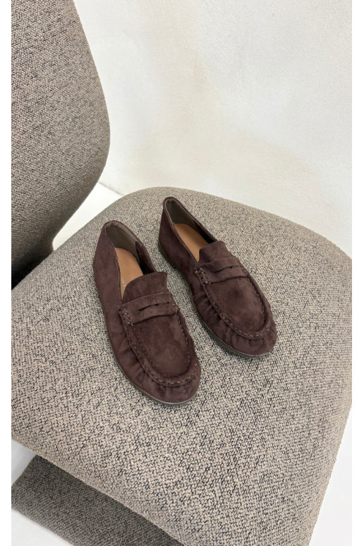 Mocasines de mujer con volantes de ante sintético en color chocolate Sabley