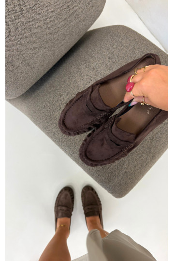 Mocasines de mujer con volantes de ante sintético en color chocolate Sabley 2