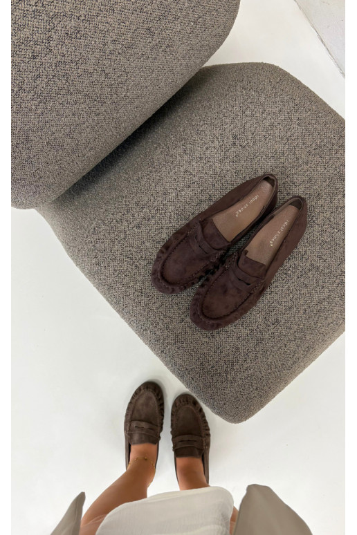 Mocasines de mujer con volantes de ante sintético en color chocolate Sabley