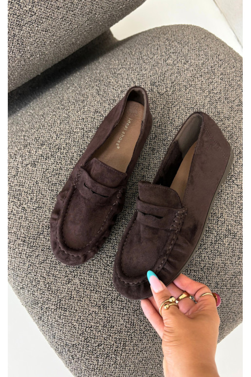 Mocasines de mujer con volantes de ante sintético en color chocolate Sabley