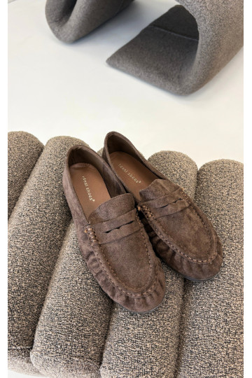 Mocasines de mujer con volantes de ante sintético en color marrón Sabley