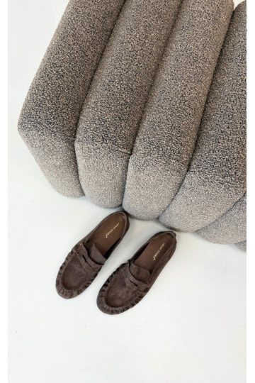 Mocasines de mujer con volantes de ante sintético en color marrón Sabley 2
