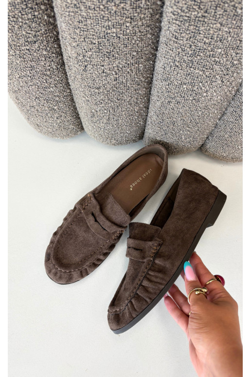 Mocasines de mujer con volantes de ante sintético en color marrón Sabley