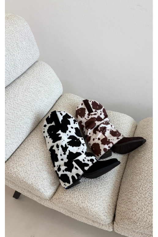 Botines de estilo cowboy con caña curva y tacones en color negro Havie