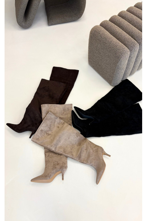 Botas altas para mujer slip-on con tacones finos en color chocolate Corly