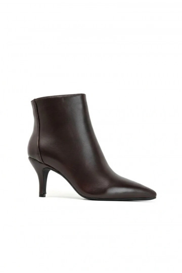 Botines con tacones delgados, punta afilada, en cuero sintético color chocolate Niretta