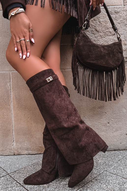 Botas altas de ante sintético con tacón cuadrado forradas en color chocolate Evyra