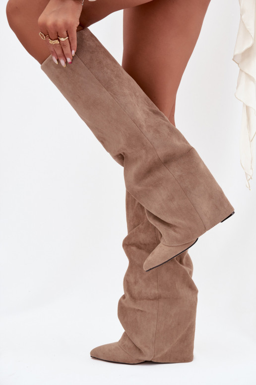 Botas altas de mujer forradas con inserciones y tacones de ante sintético color arena Elivira