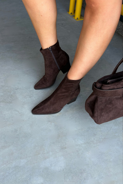 Botines para mujer con tacón cuadrado en color chocolate Atina
