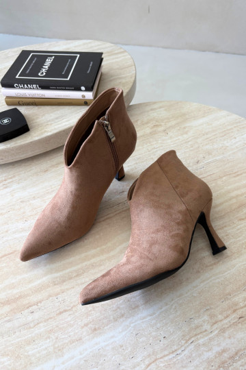 Botines para mujer con tacón delgado y punta afilada en color arena Bessia 2