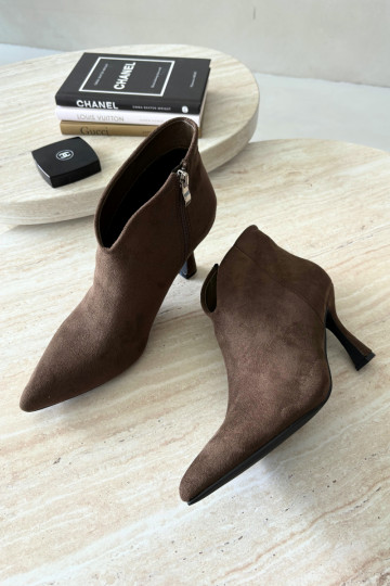 Botines para mujer con tacón delgado y punta afilada en color caqui Bessia