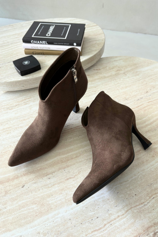 Botines para mujer con tacón delgado y punta afilada en color caqui Bessia