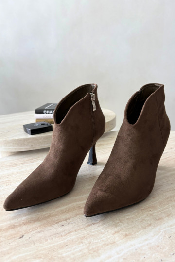 Botines para mujer con tacón delgado y punta afilada en color caqui Bessia 2