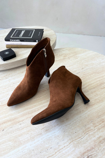 Botines para mujer con tacón delgado y punta afilada en color marrón Bessia
